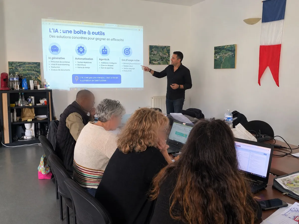 Davy SILVA présente les cas d'usage de l'intelligence artificielle devant un groupe en formation